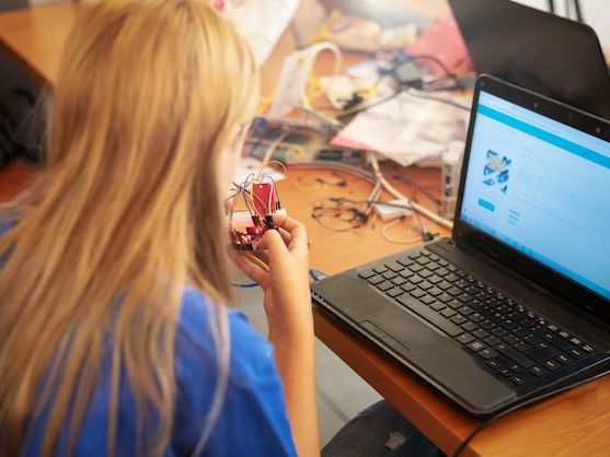 Przewodnik po technologiach druku 3D dla początkujących: od modelu do gotowego wydruku